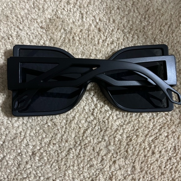 Matte Black Oversized Sunglasses - Picture 4 of 4